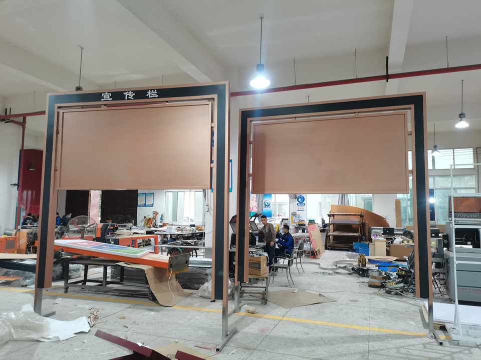 戶外不銹鋼宣傳欄的造型設(shè)計(jì)定制——【巨匠標(biāo)識(shí)，標(biāo)識(shí)制作廠家】